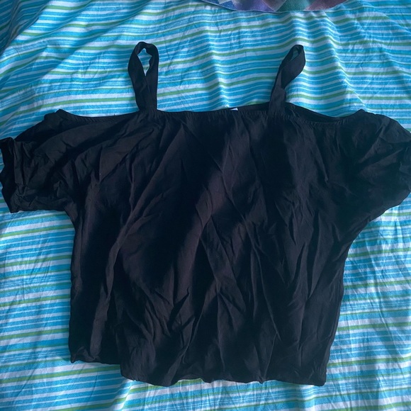 5 for $20 top sale! Short sleeve cold shoulder top - Picture 4 of 5